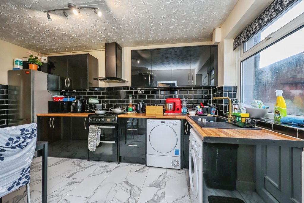 Property photo 3 of 15 Kitchen