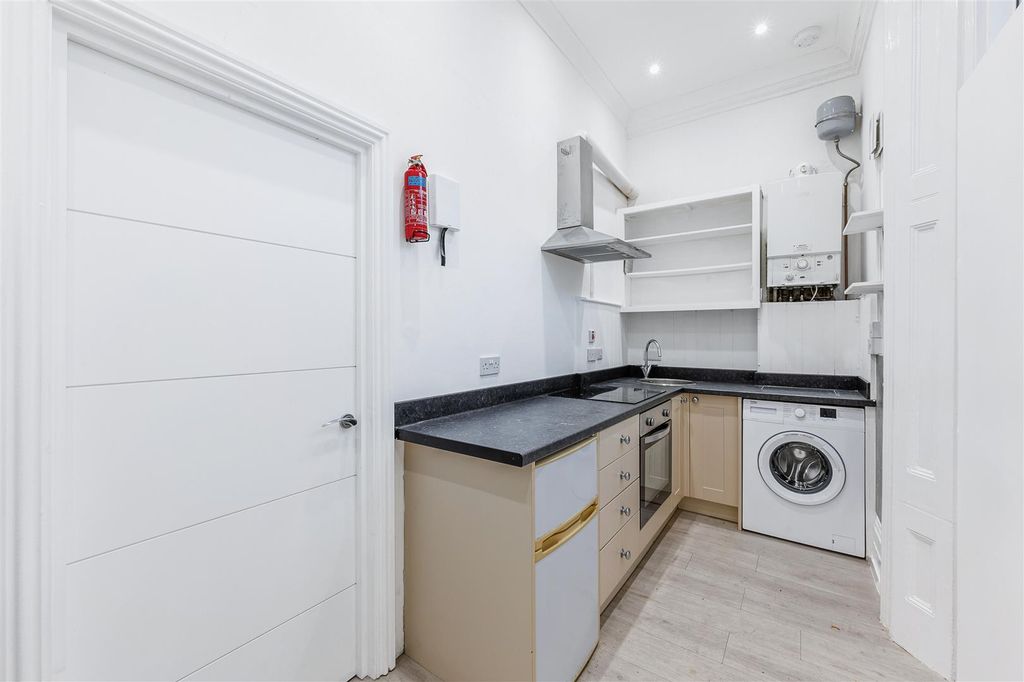 Property photo 2 of 7 Flat 2, 14 Alfred Road-3.Jpg