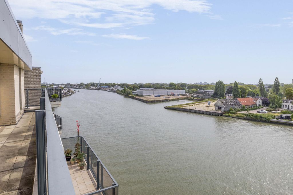 Property photo 2 of 64