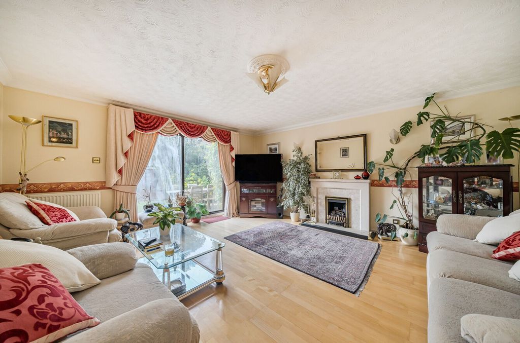 Property photo 2 of 18 Living Room