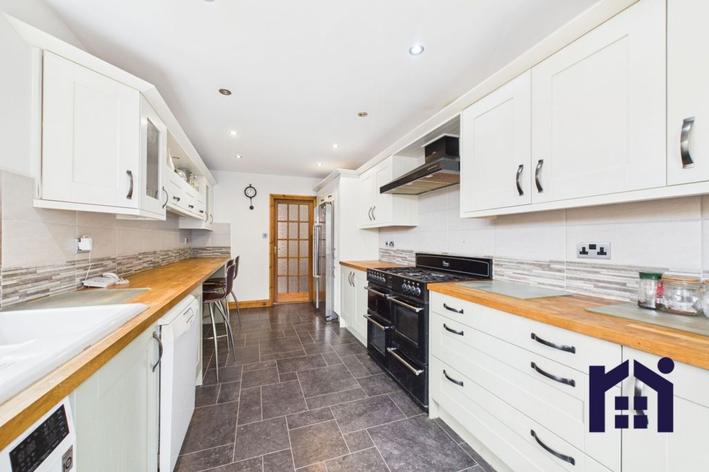 Property photo 3 of 26 Kitchen