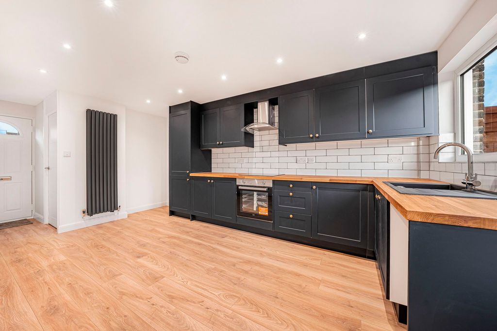 Property photo 3 of 32