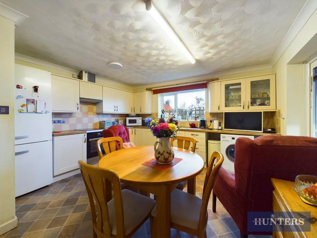 Property photo 2 of 12 Kitchen