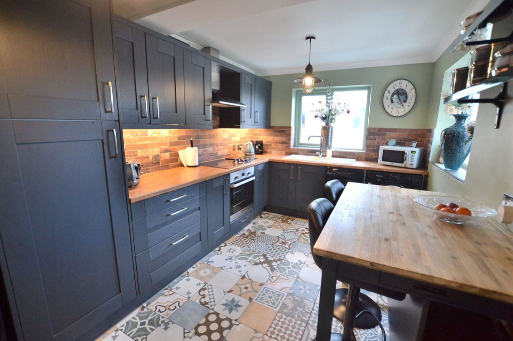 Property photo 2 of 33