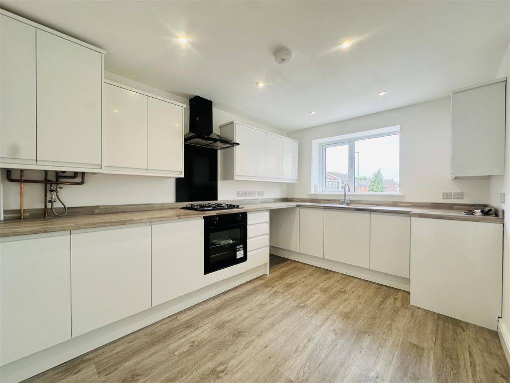 Property photo 3 of 12 Kitchen