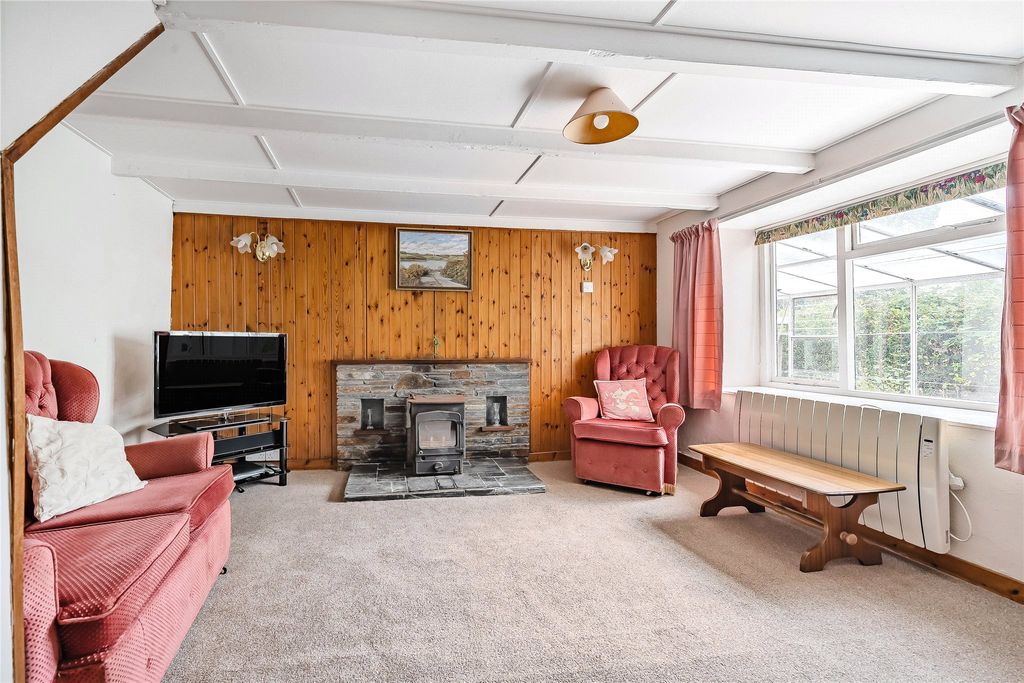 Property photo 2 of 18 Lounge