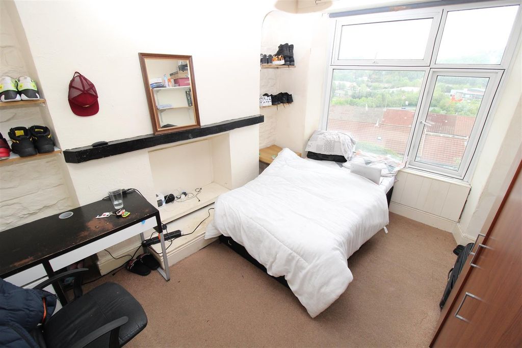 Property photo 3 of 5 Bright Room With Double Bed And Study Desk...