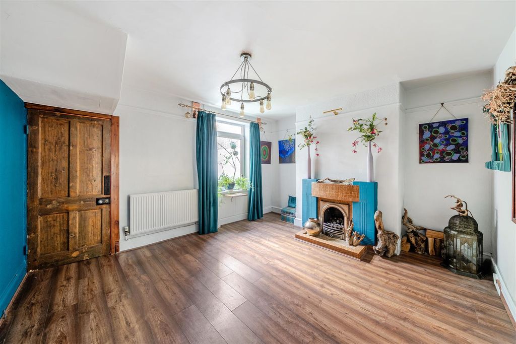 Property photo 2 of 23 1388276-8-69395B83E53F0.Jpg