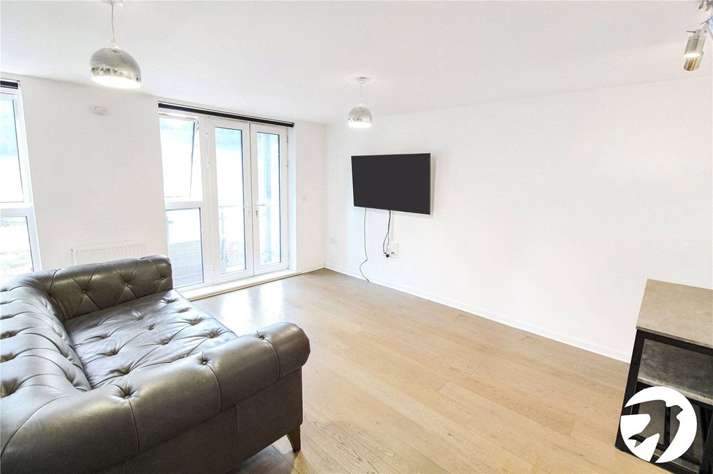 Property photo 3 of 10 Lounge Area