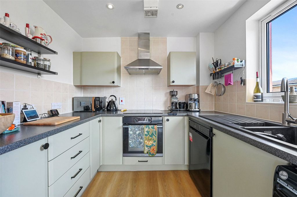 Property photo 3 of 18 Kitchen