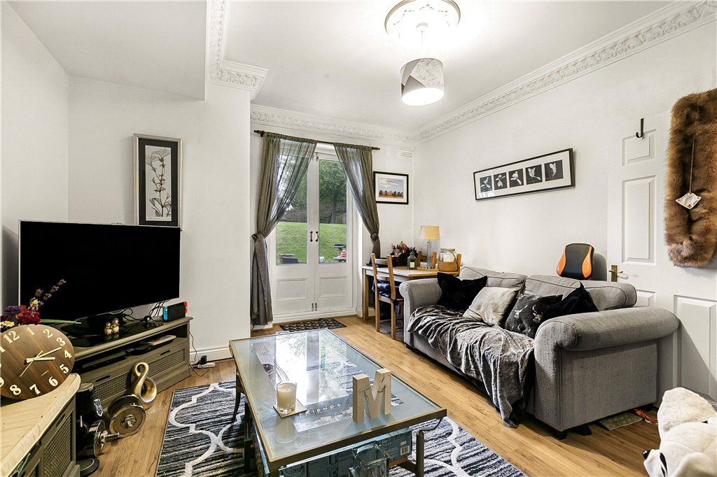 Property photo 2 of 11 Lounge