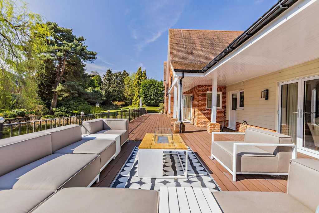Property photo 3 of 21 Decking