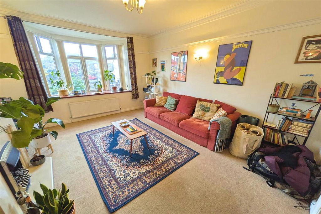 Property photo 1 of 8 Lounge