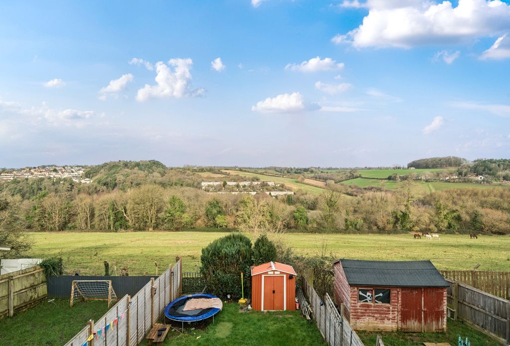 Property photo 2 of 18 1414914-8-6994402...