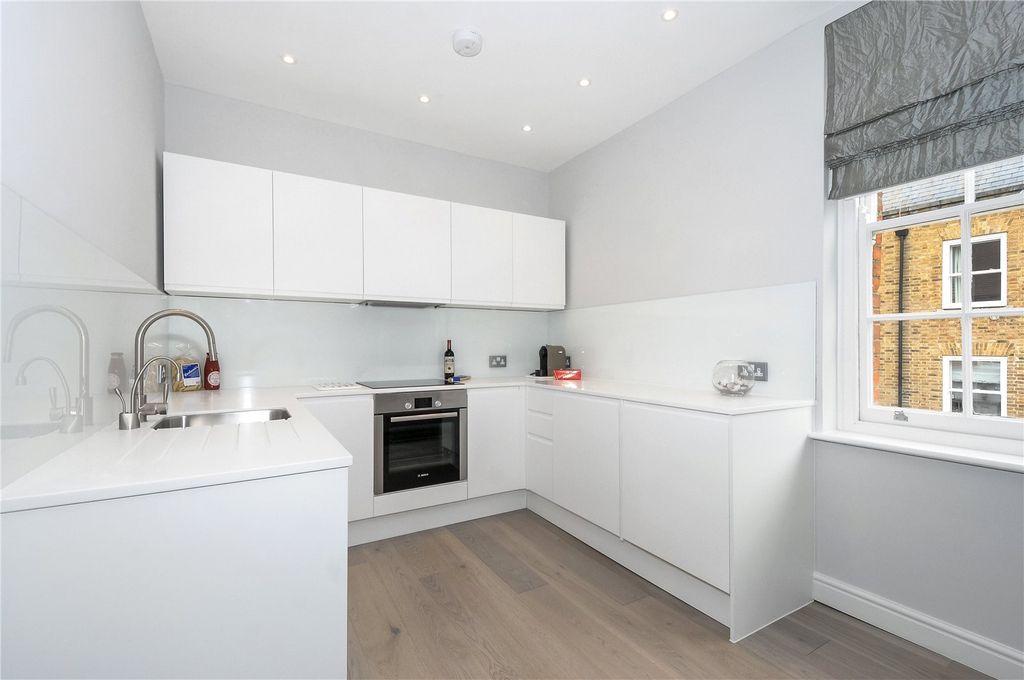 Property photo 2 of 11 Kitchen