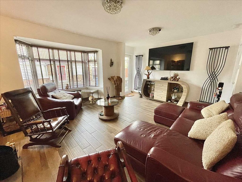Property photo 3 of 19 Lounge
