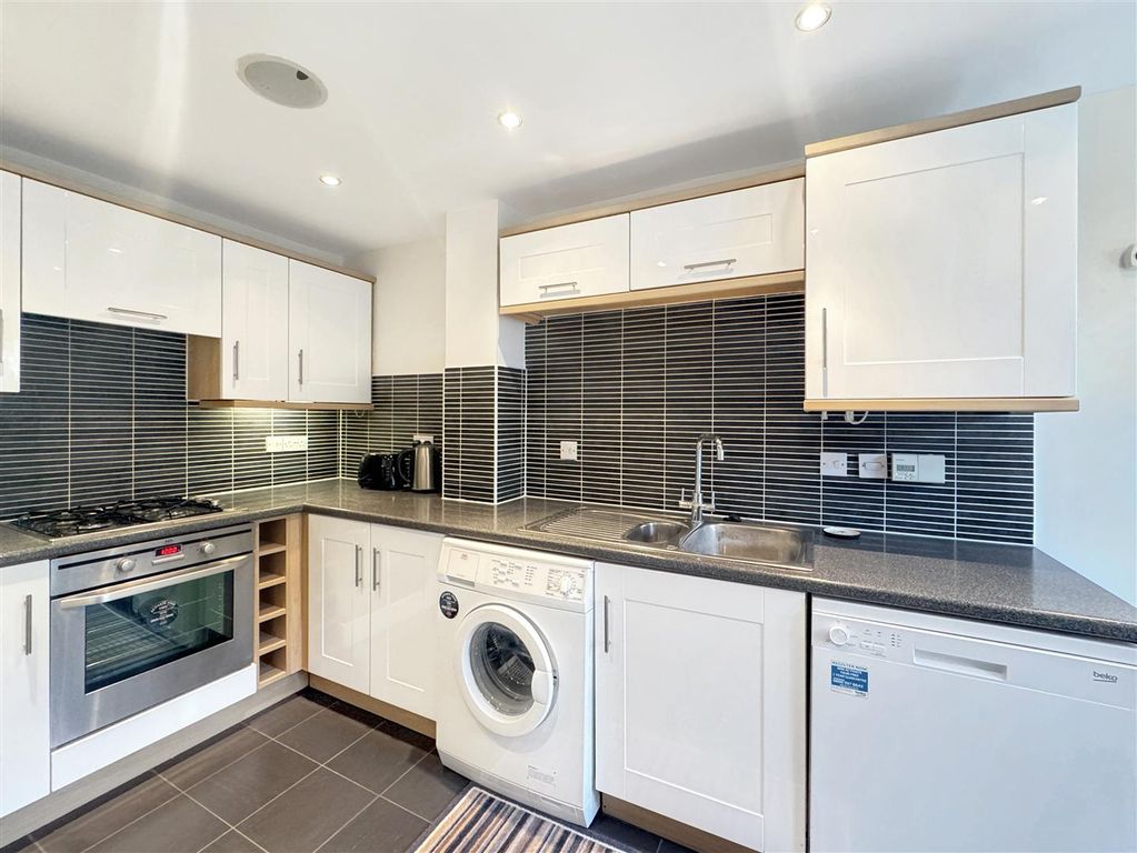 Property photo 3 of 17 Kitchen