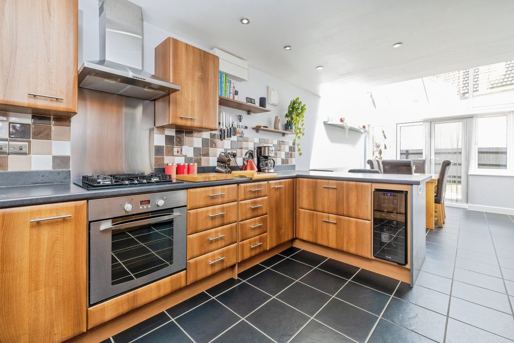 Property photo 3 of 20 Kitchen
