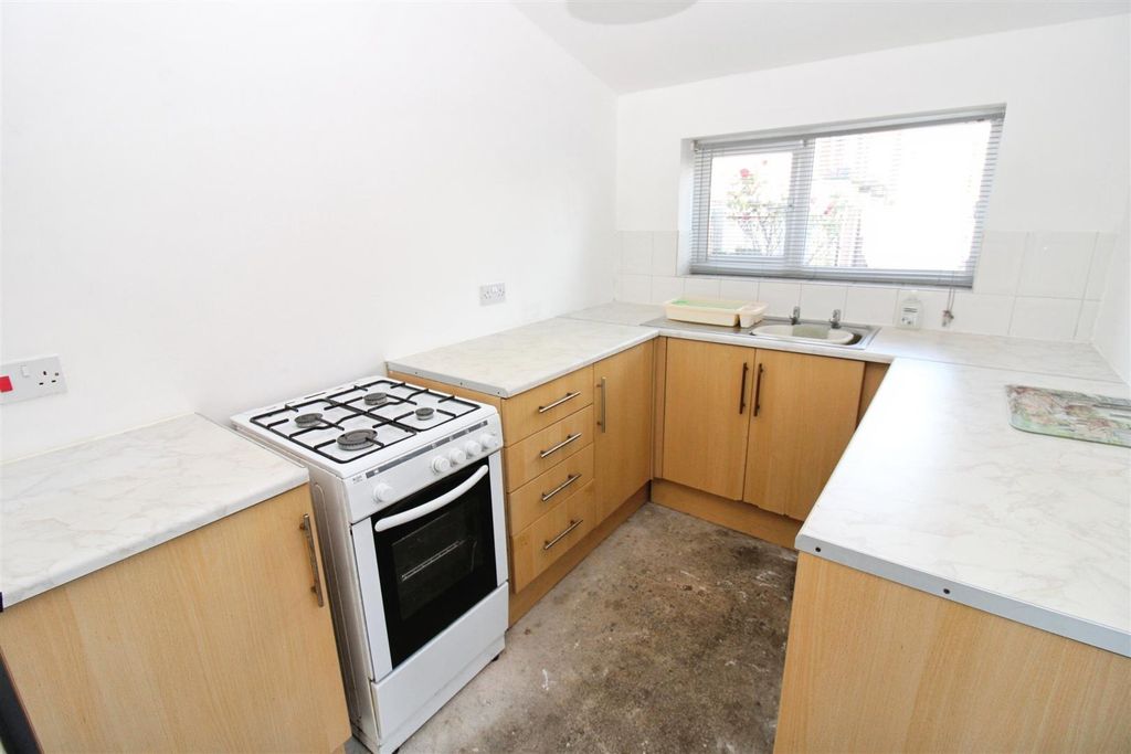 Property photo 3 of 17 Fitted Kitchen