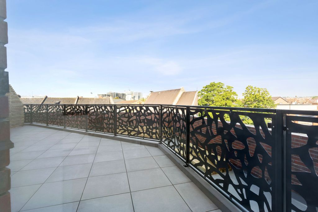 Property photo 3 of 10 Balcony