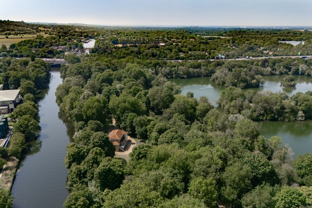 Property photo 3 of 28 Holm Island, Kotan Drive, Wrasysbury, Staines-Upon-Thames, Tw18 4Tu