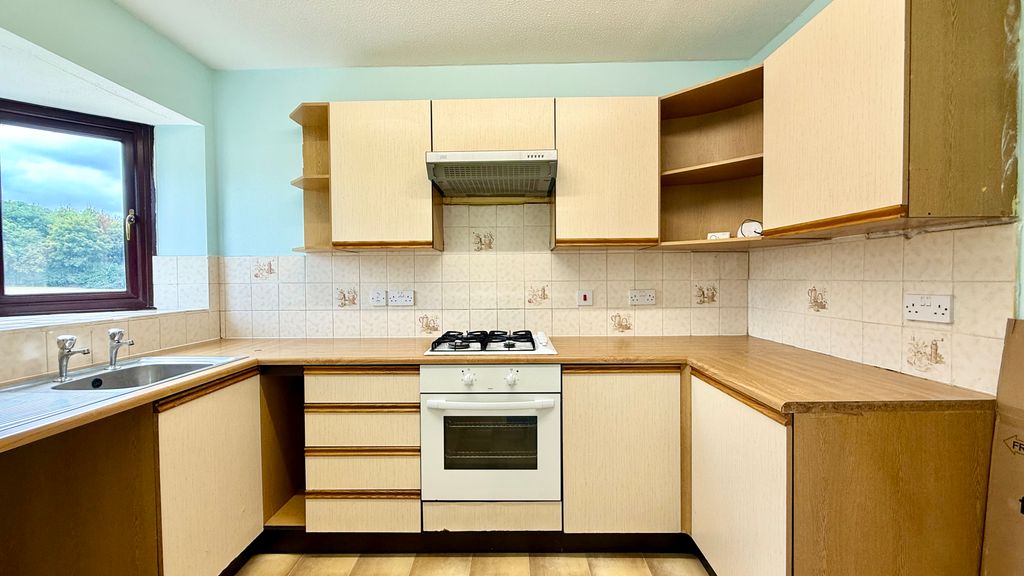 Property photo 3 of 11 Kitchen