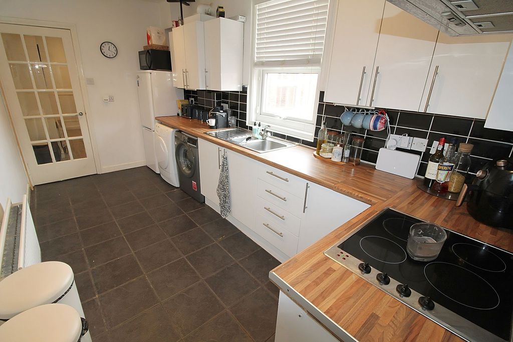 Property photo 3 of 14 Kitchen