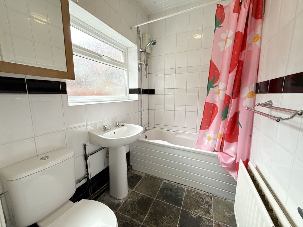 Property photo 3 of 7 Bathroom