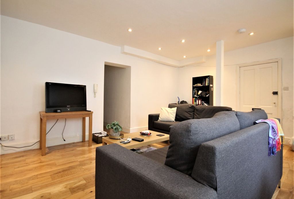 Property photo 3 of 7 Reception