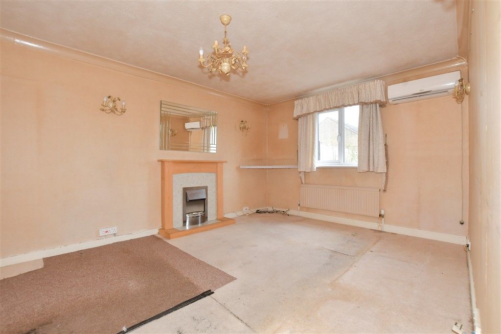 Property photo 3 of 13 Lounge