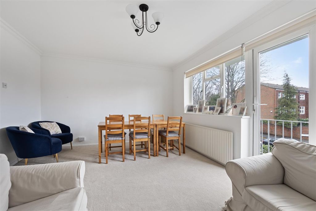 Property photo 2 of 12 Lyndhurst Court 10 14675 27 01 26-012.Jpg