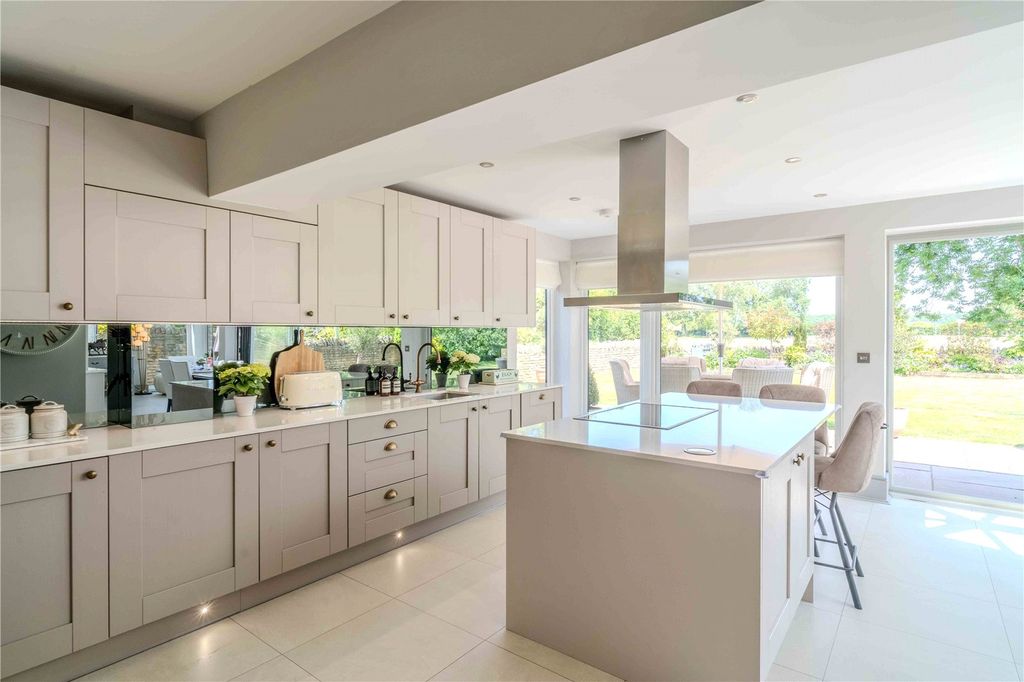 Property photo 3 of 12 Kitchen/Dining