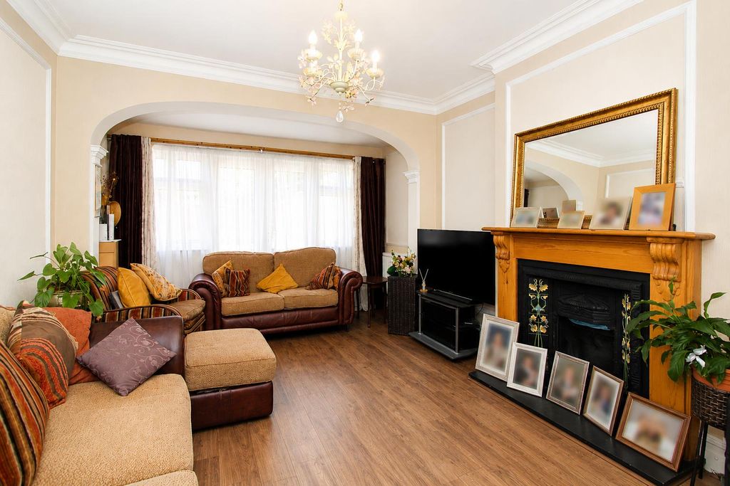 Property photo 2 of 24 Lounge.Png