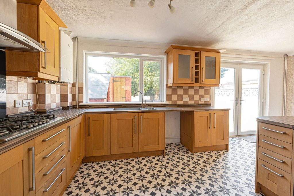 Property photo 2 of 32