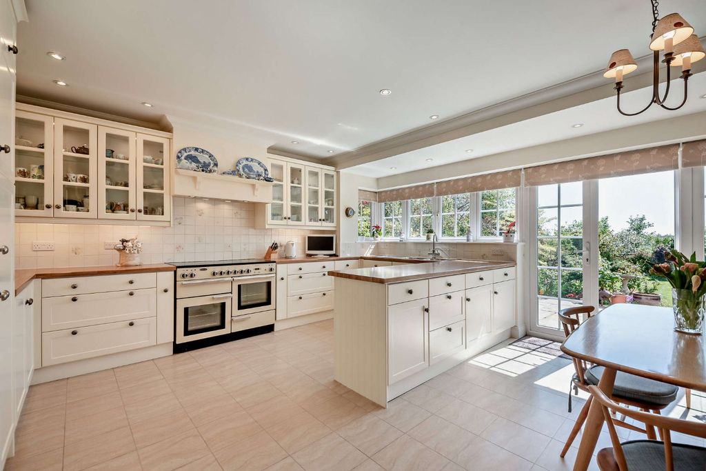 Property photo 2 of 13 Kitchen/Breakfast