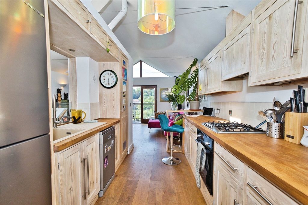 Property photo 2 of 27 Picture No. 32