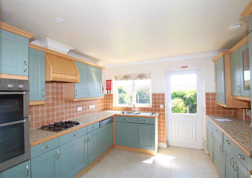 Property photo 3 of 9 Kitchen
