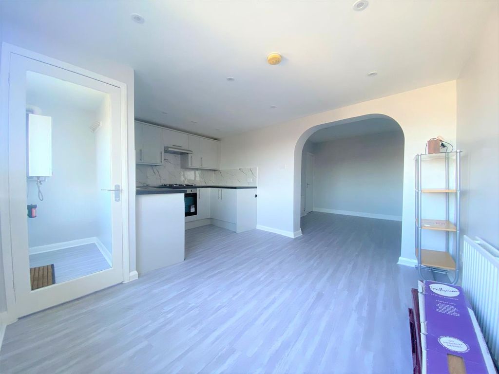 Property photo 1 of 8 Lounge