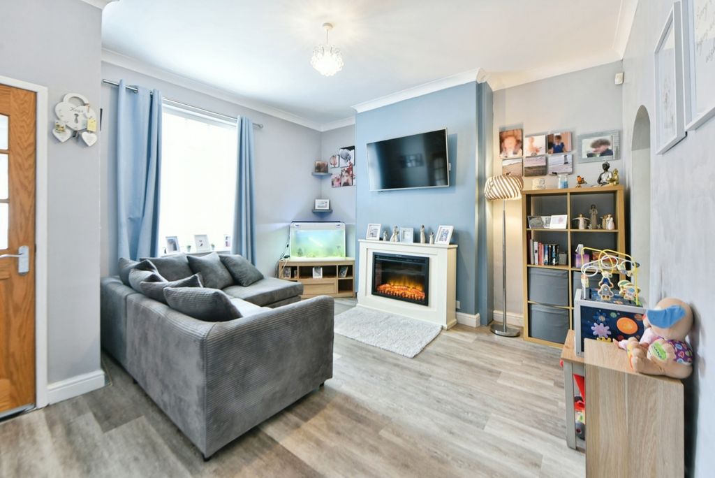Property photo 2 of 16 Lounge