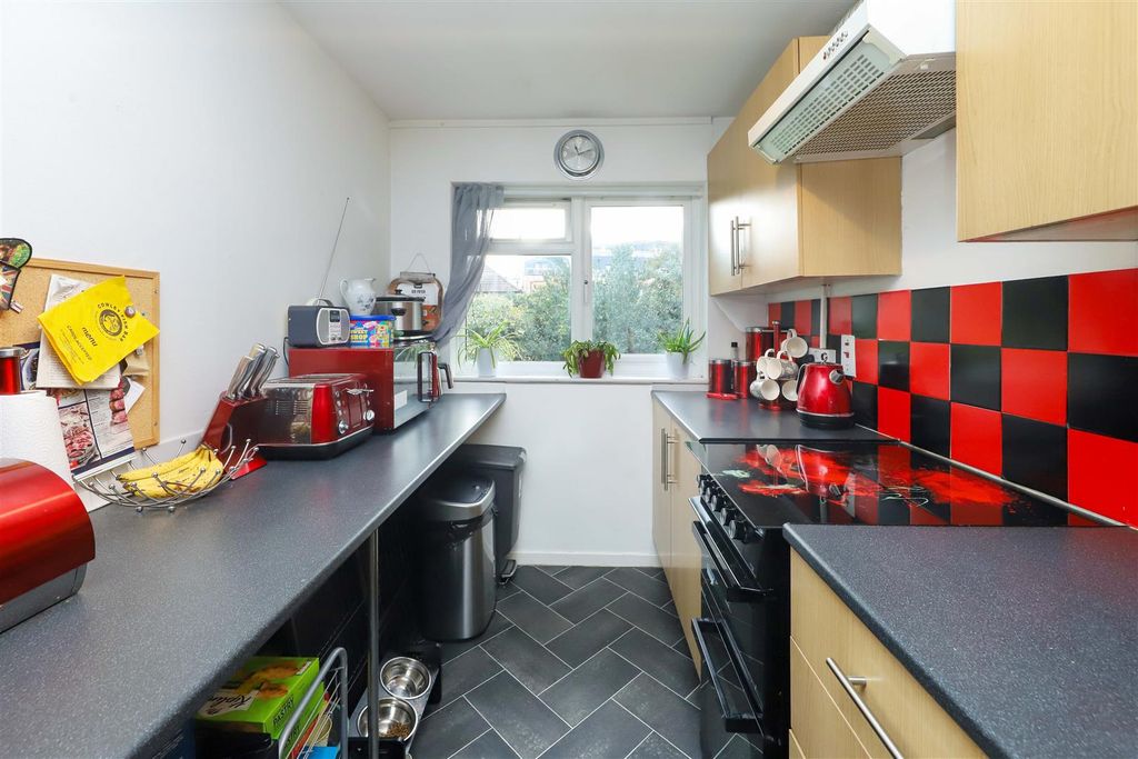 Property photo 3 of 8 Kitchen