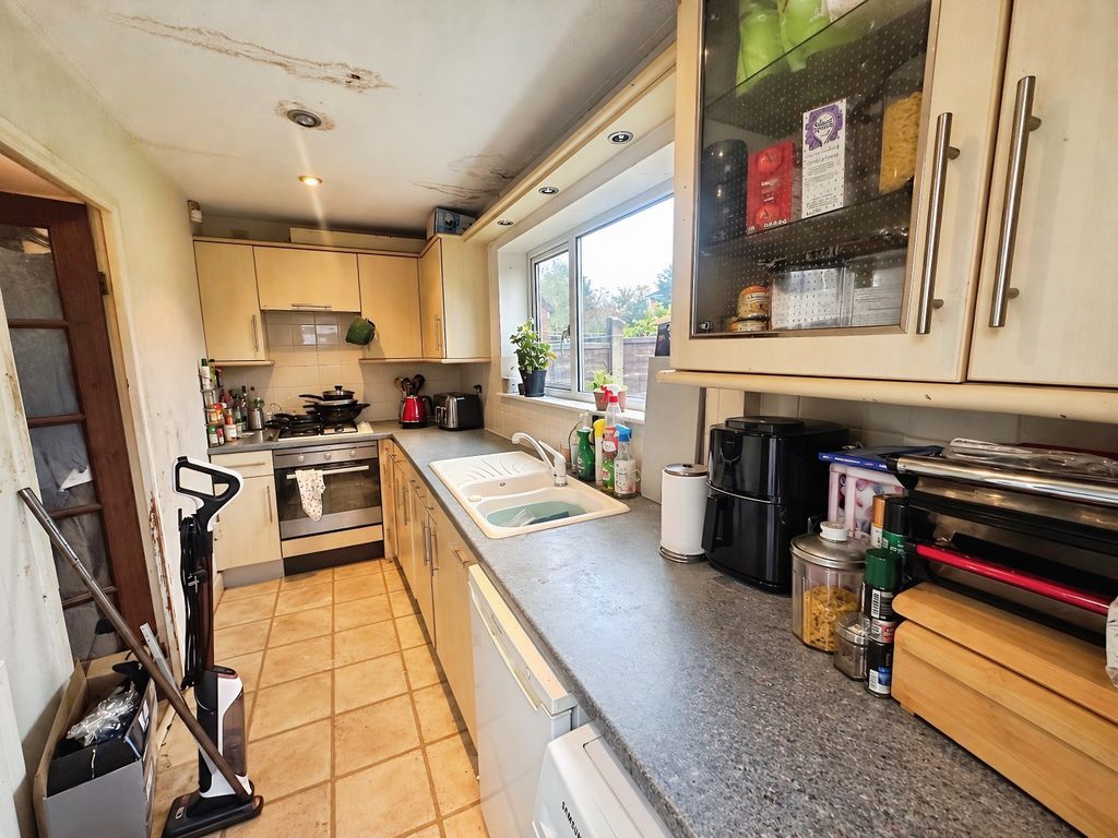 Property photo 3 of 8 Kitchen