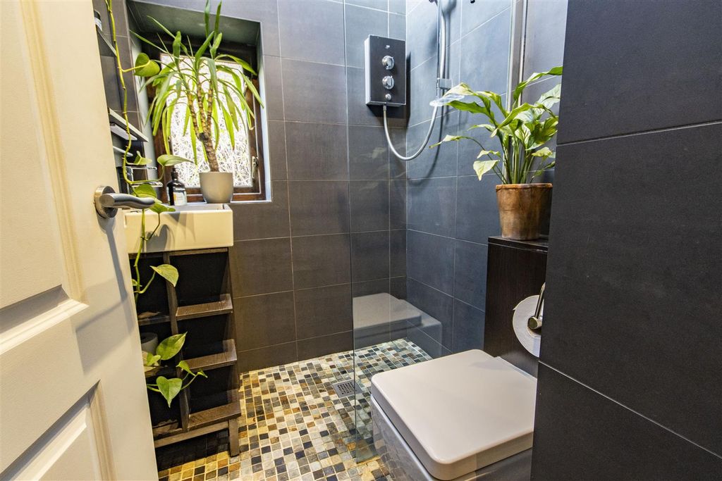 Property photo 2 of 20 En Suite Shower Room