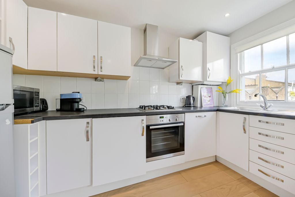 Property photo 3 of 8 Kitchen