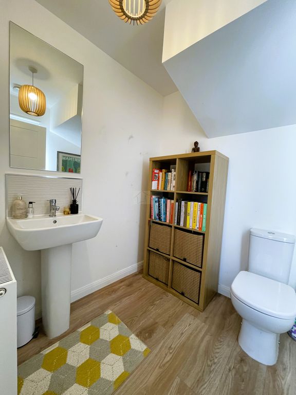Property photo 3 of 21 Cloakroom