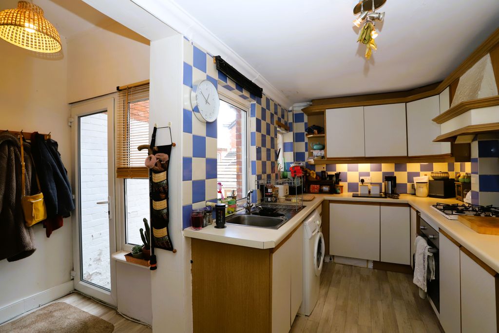 Property photo 3 of 9 Kitchen 2