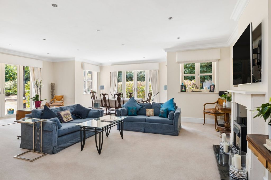 Property photo 1 of 11 Living/Dining Room