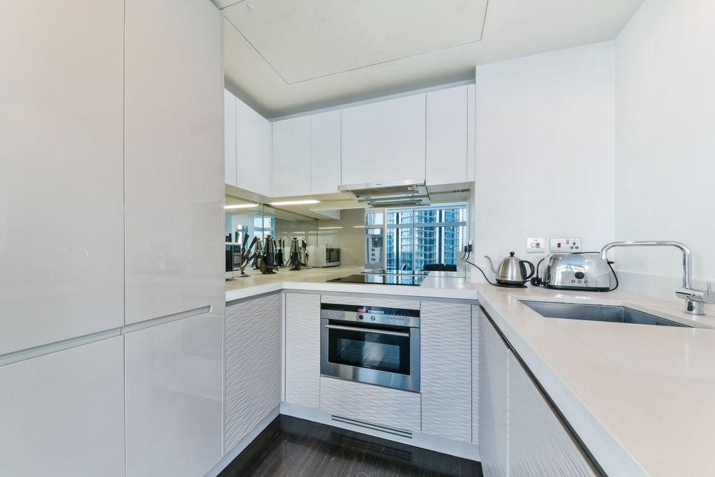Property photo 3 of 10 Kitchen