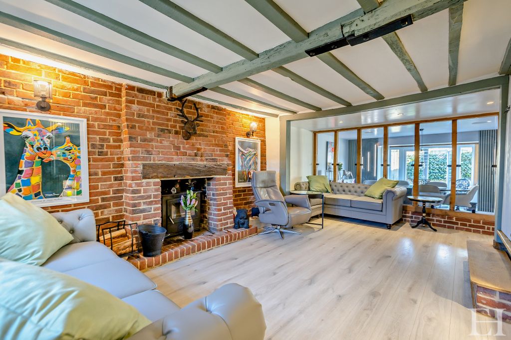 Property photo 3 of 28 8638920-Interiorwm01-800