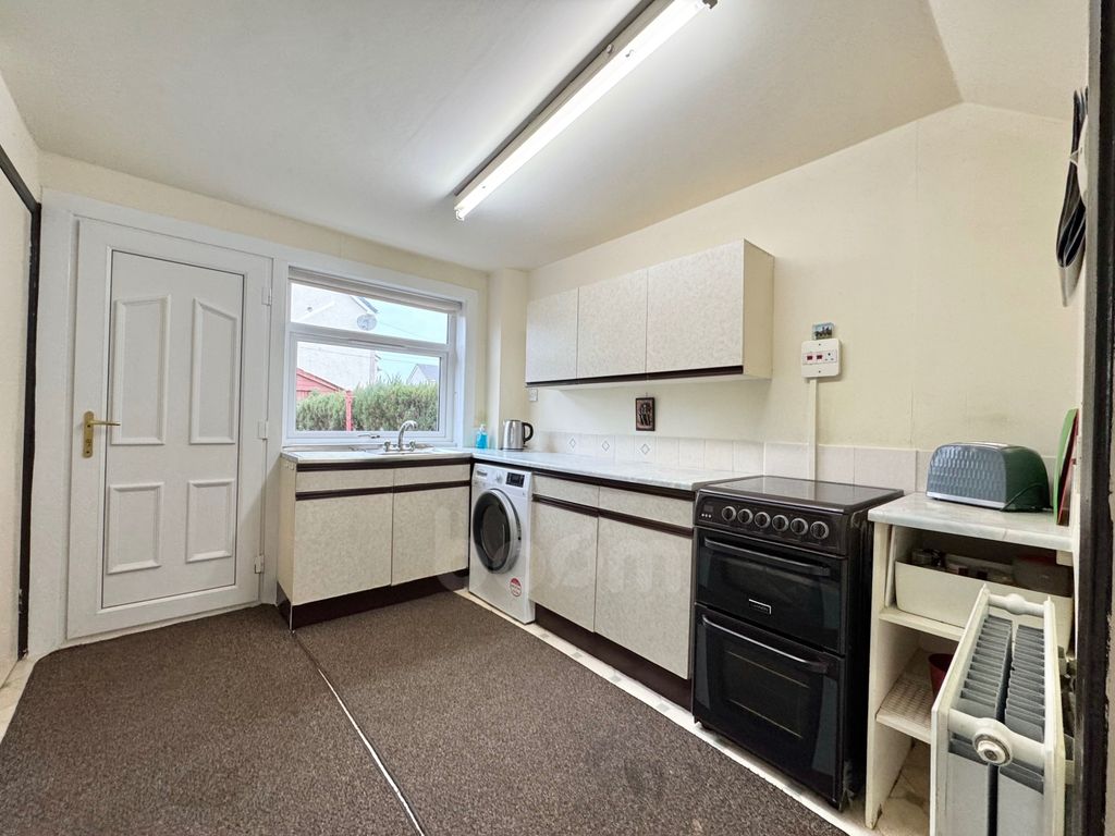 Property photo 3 of 21 Loadingbank Court, Kilbirnie Kitchen