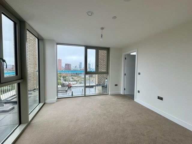 Property photo 2 of 14 Bed Main Ensuite